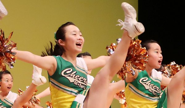 チアダンス発表会でパフォーマンスをする女子中学生